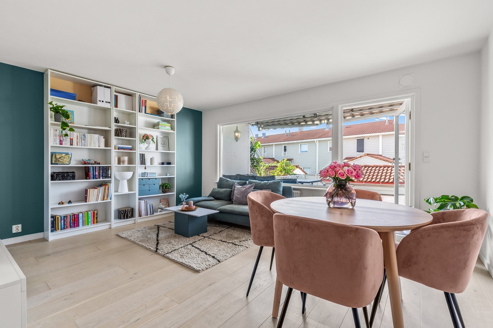 Stor og fin stue med flere innredningsmuligheter Galleribilde