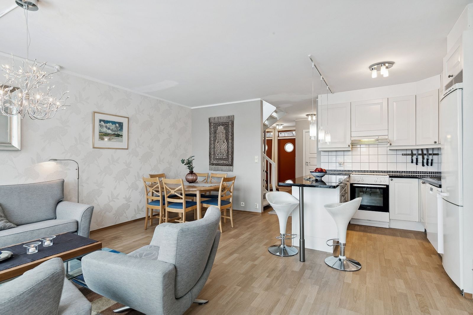 Leiligheten har en åpen stue- og kjøkkenløsning. Galleribilde