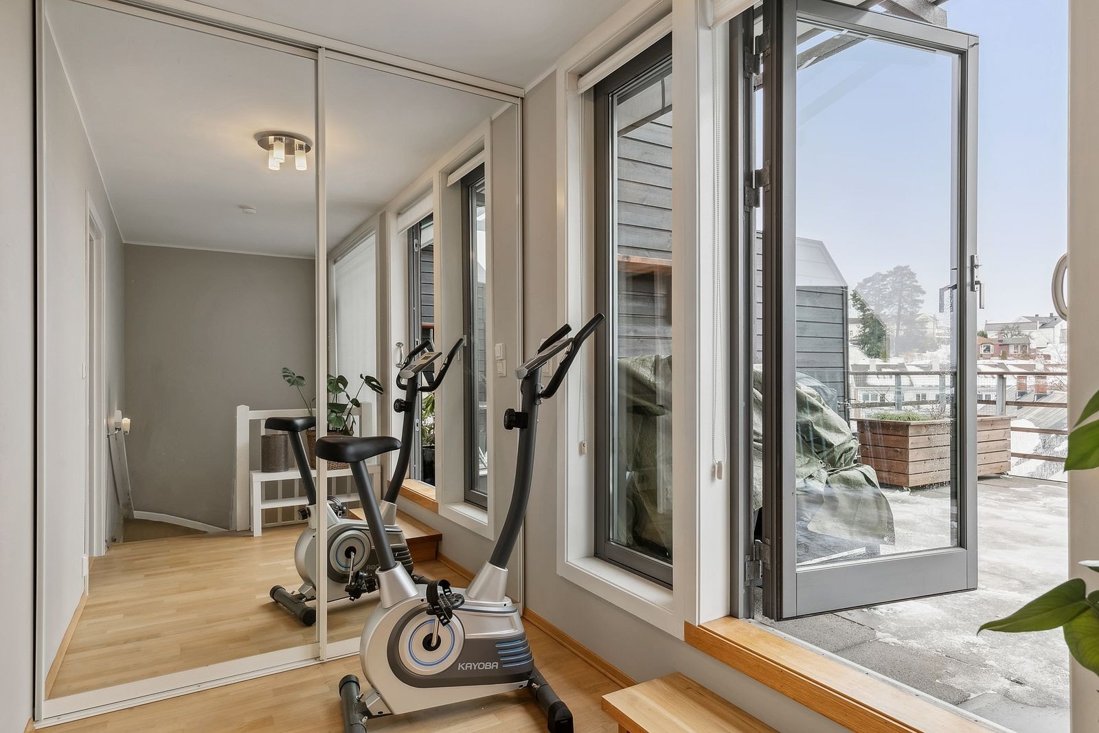 Integrert skyvedørsgarderobe med speilfronter i 2. etg. Galleribilde