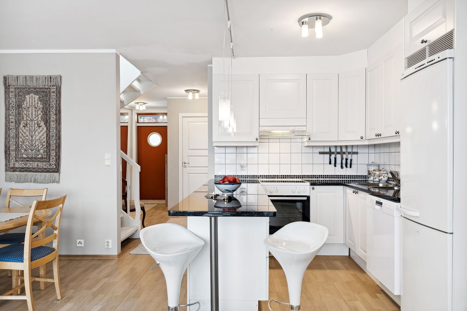 Lekkert kjøkken. God skap- og benkeplass. Galleribilde