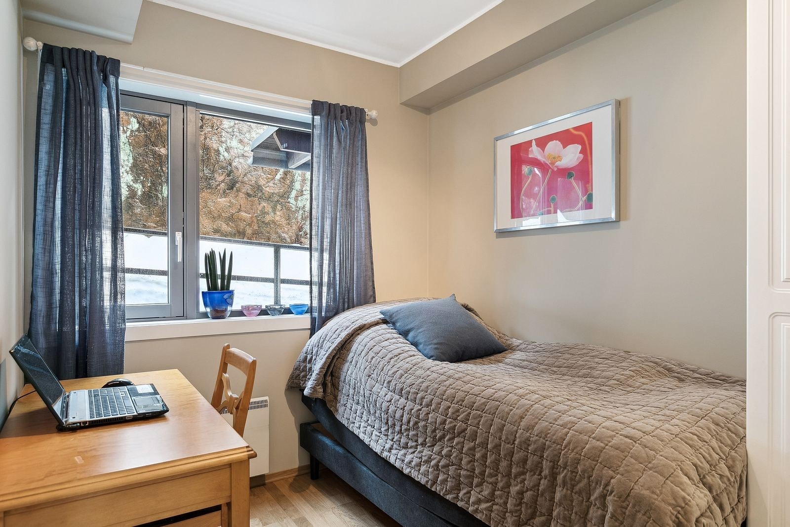 Soverom 2 ligger i 1. etasje. Garderobe medfølger. Galleribilde