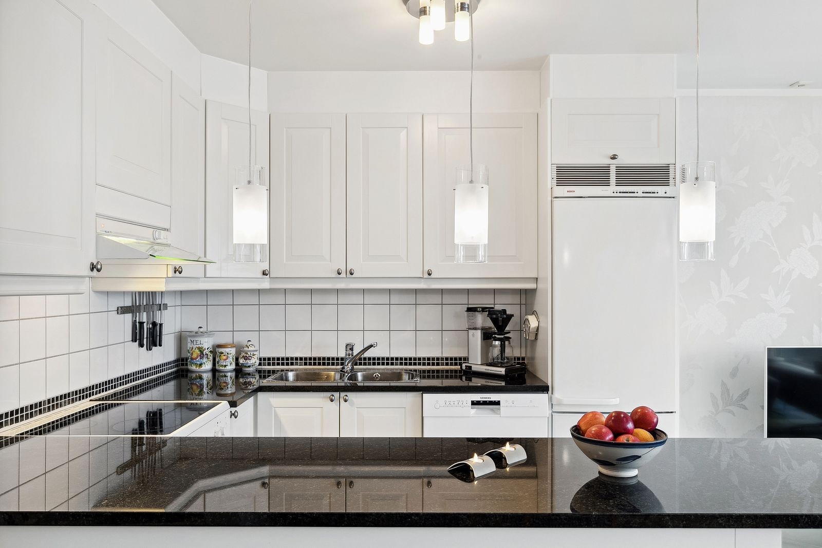 Hvitevarer: kombiskap, oppvaskmaskin og komfyr. Galleribilde