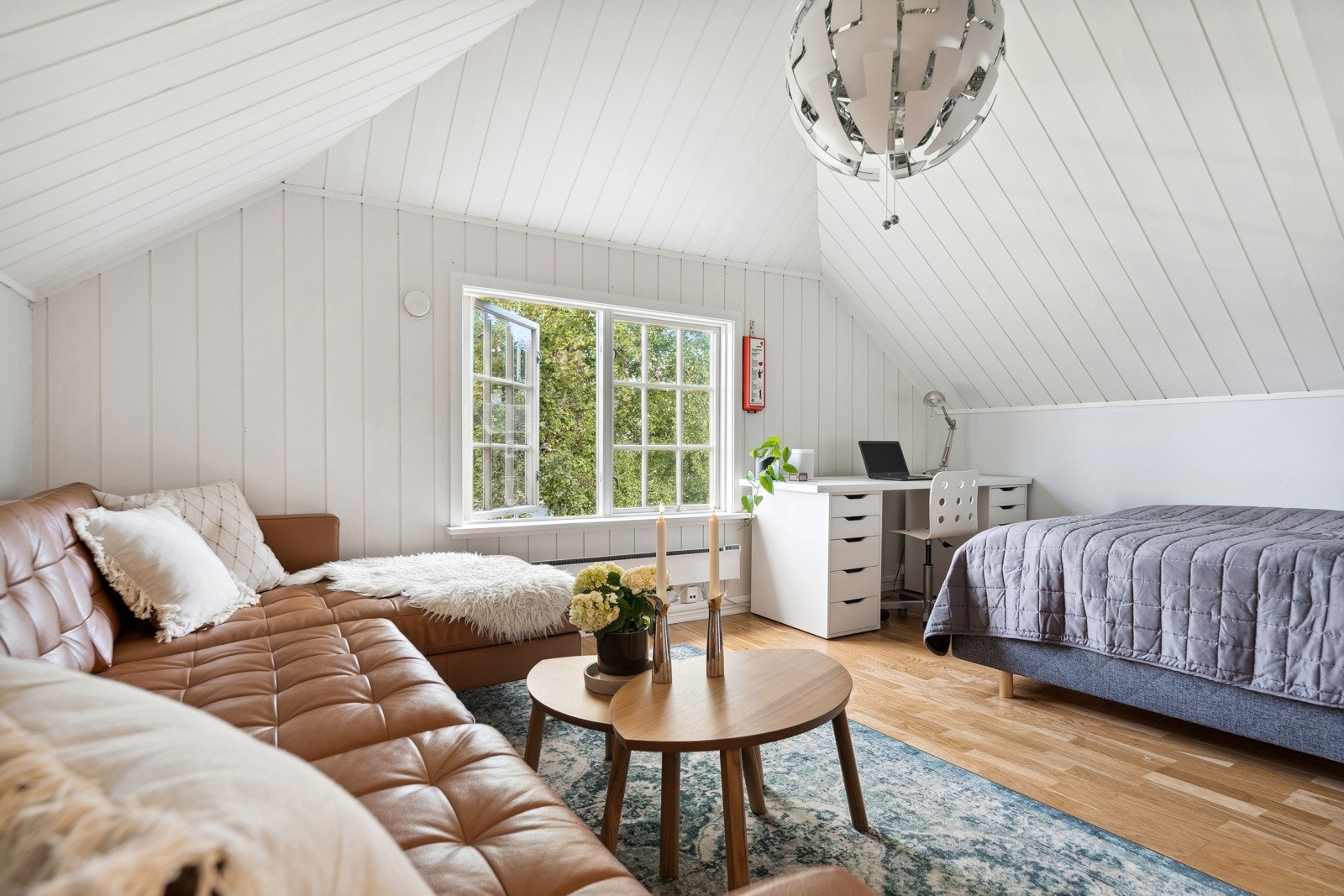 Ett av rommene i loftsetasjen er innredet som soverom (13 kvm). Galleribilde