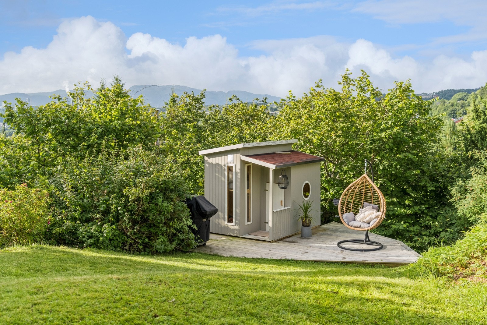 Den koselige, lille lekestua er oppført på et eget platå. Galleribilde