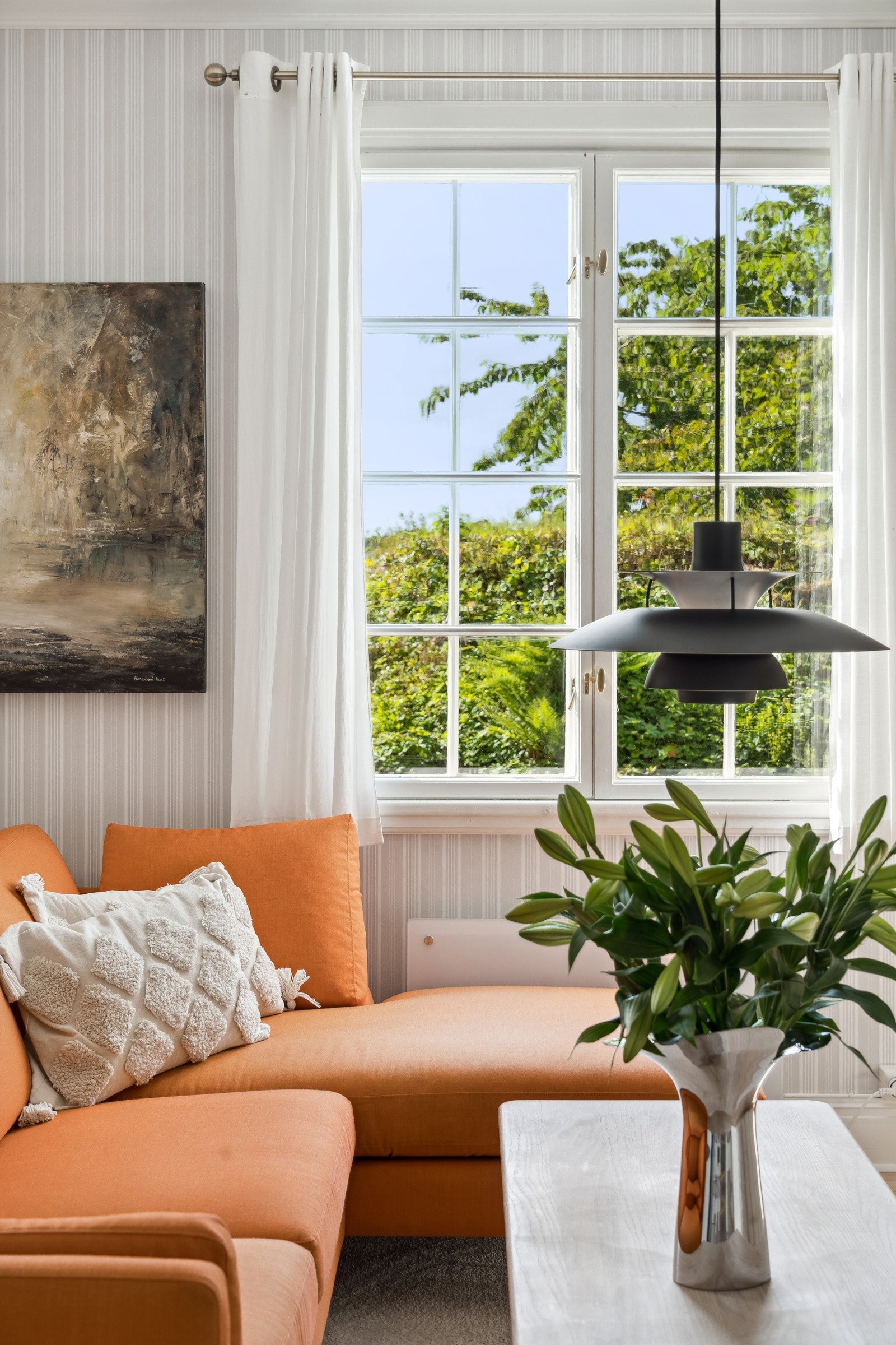 Tapetet på stua er fra Mulberrry, og har innvevde tråder i aluminium for ekstra lysrefleksjon. Galleribilde