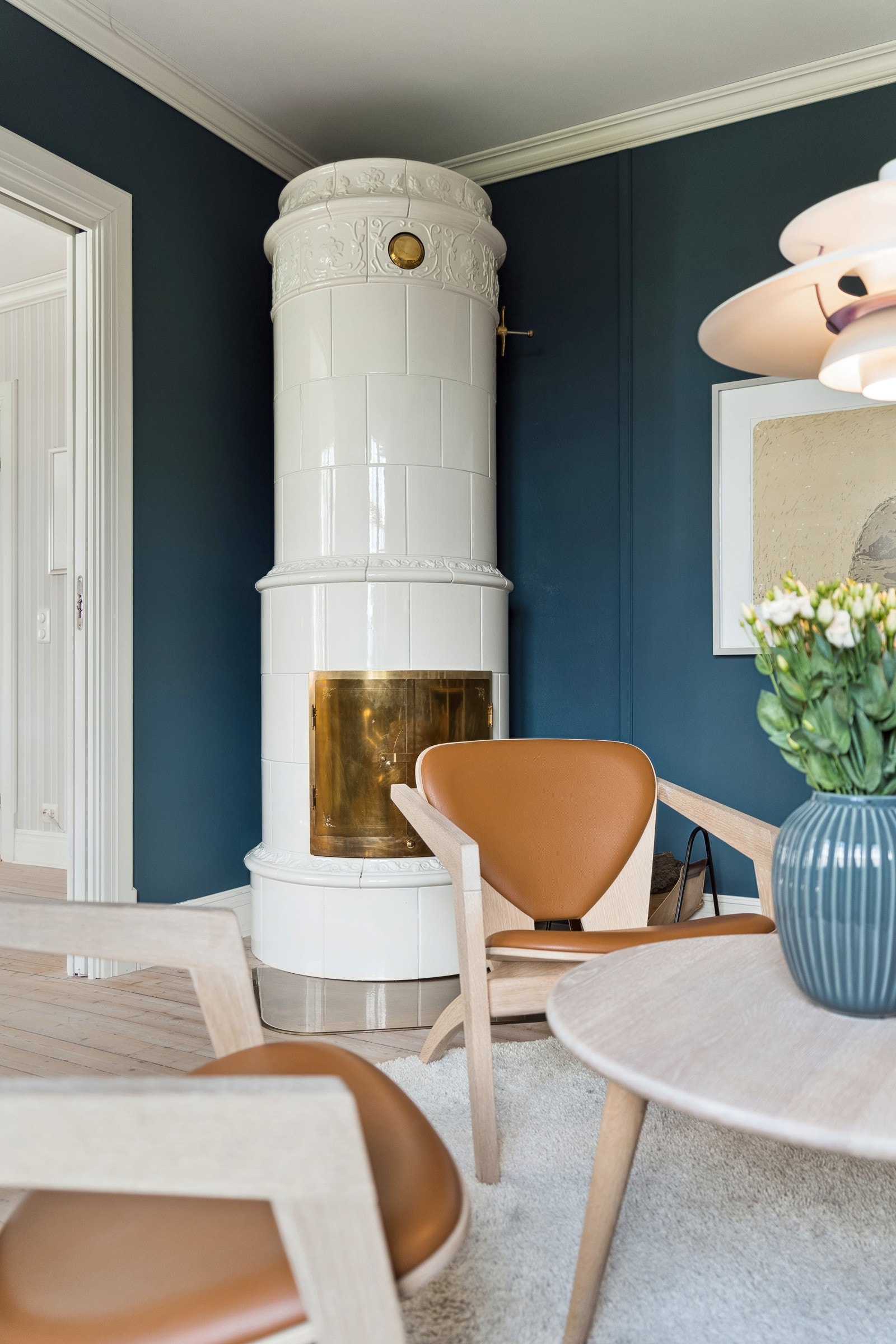 Den store, flotte kakkelovnen utgjør et møbel i seg selv. Galleribilde