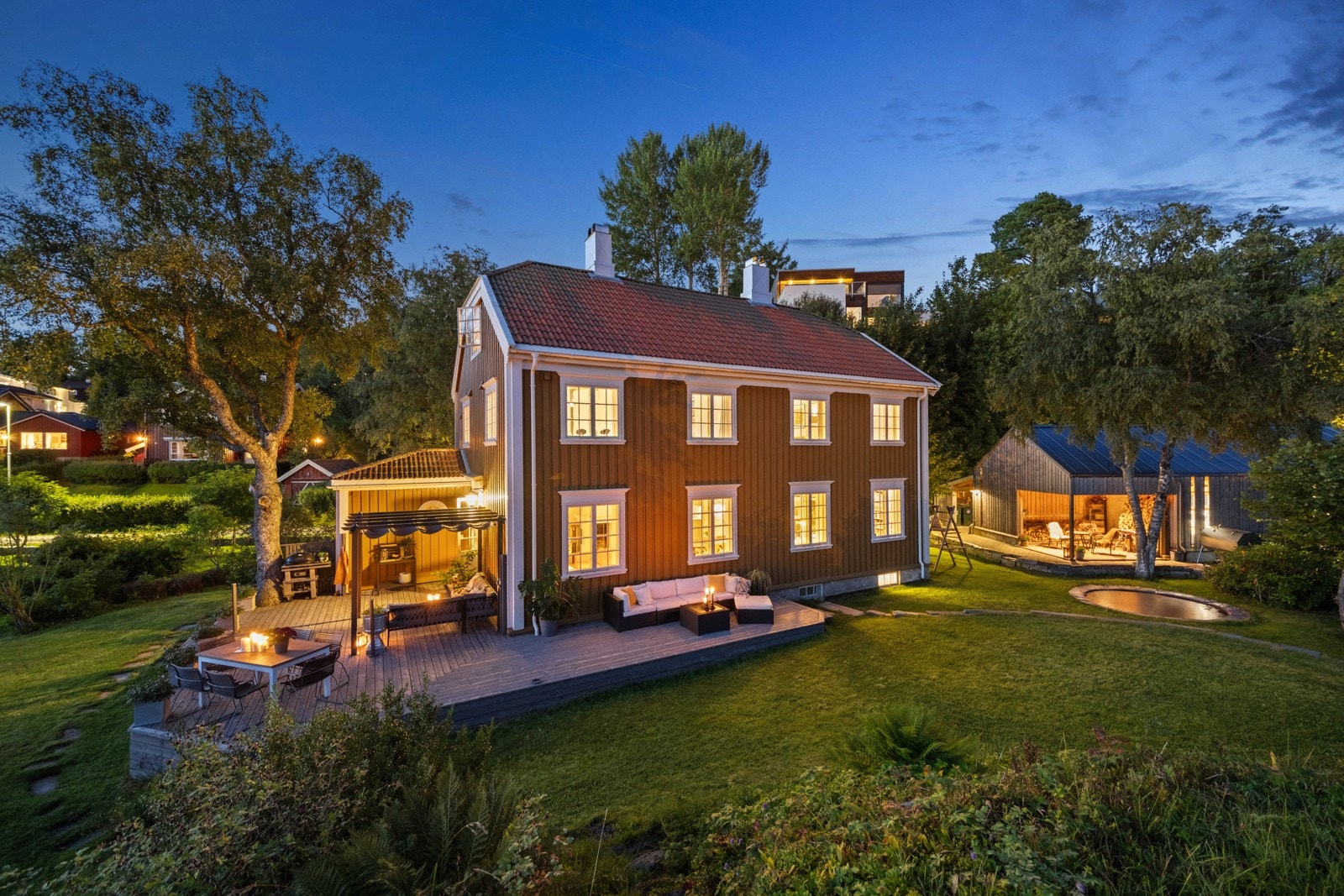 Tomta ligger fredelig og uforstyrret til, nest innerst i en rolig blindvei. Galleribilde