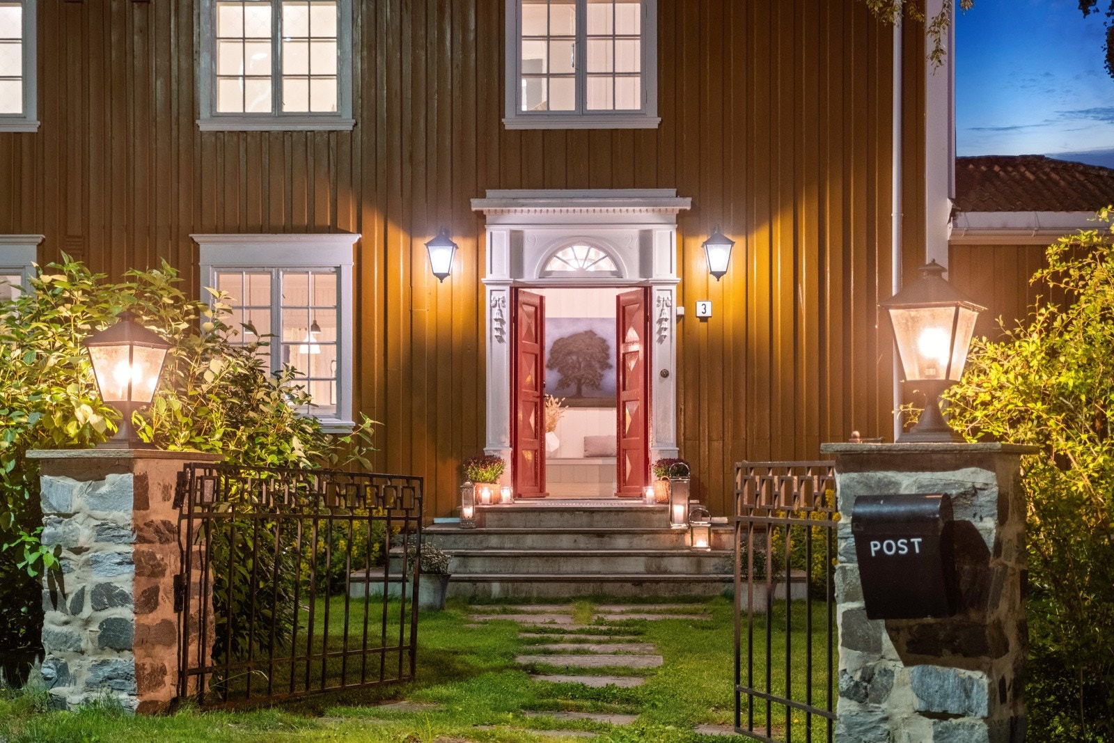 Både hus og tomt har et herskapelig preg - fullt av detaljer og finesser. Galleribilde
