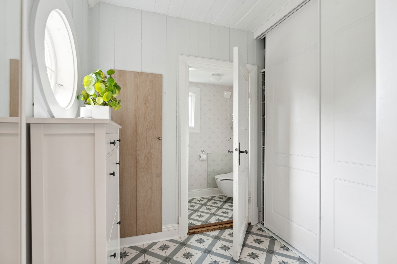 Alle originale taklamper, dører og dørhåndtak er restaurerte. Galleribilde