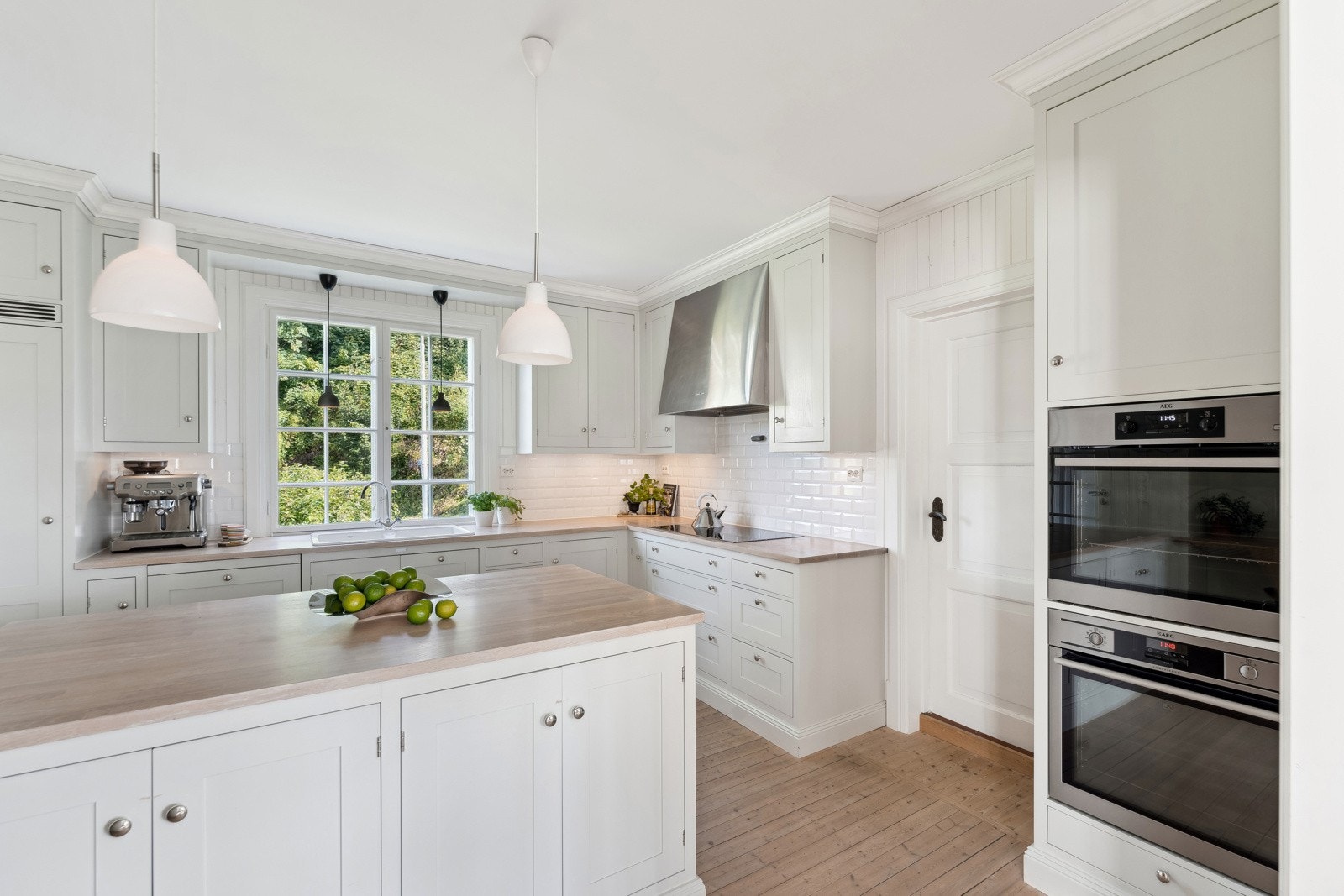 Kjøkkenet har innredning fra Kvänum, i klassisk, tidsriktig stil. Galleribilde