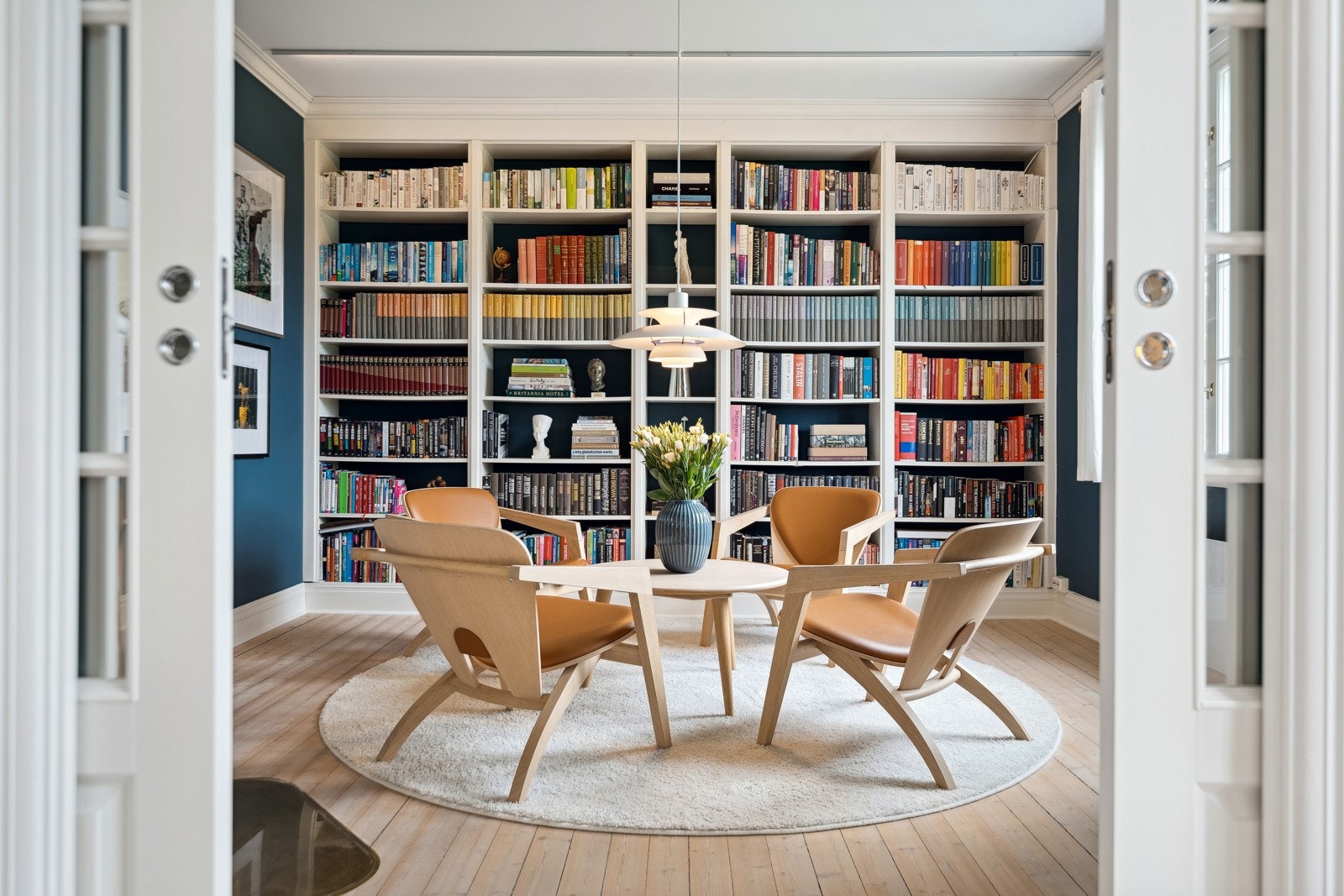 Flere av rommene i første etasje har staselige passasjer med dobbelfløyet dør. Galleribilde