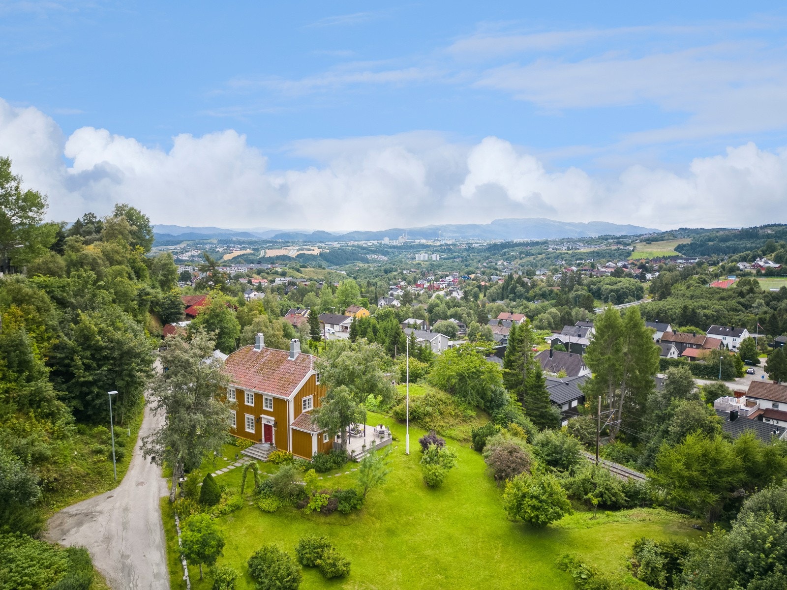 I hagen er det plantet en ekte koreagran. Den følger med fra tidligere eiere, der mannen var soldat under Koreakrigen. Galleribilde