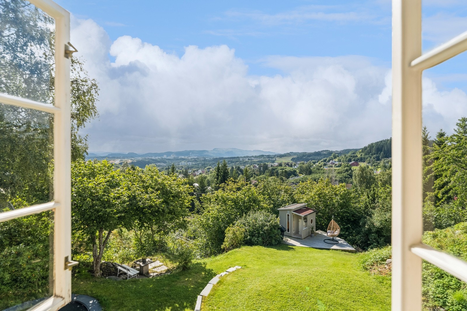 Grønn, frodig utsikt og en nydelig anlagt hage. Galleribilde
