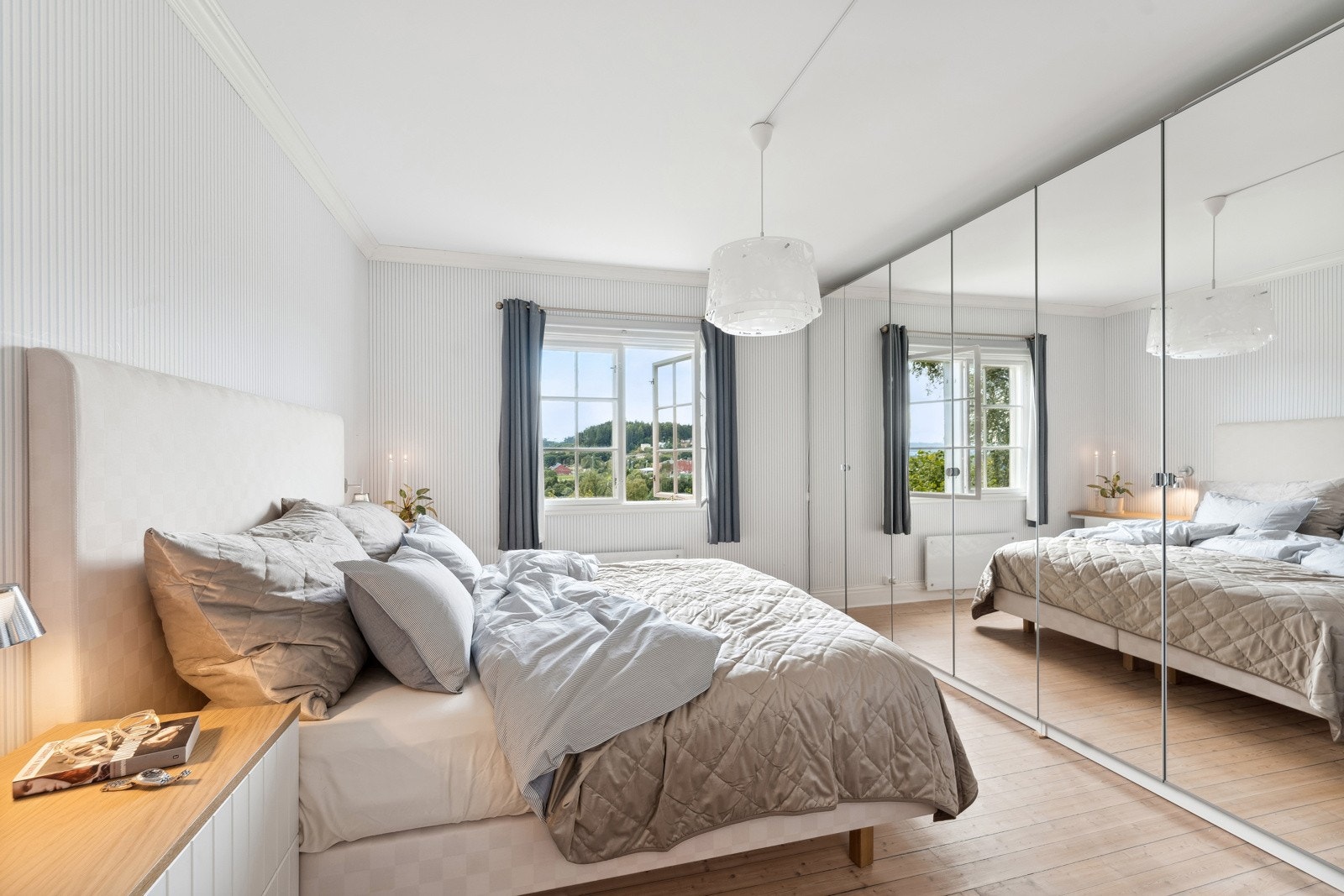 Det største soverommet måler 14 kvm, og ligger i tilknytning til et eget garderoberom. Galleribilde