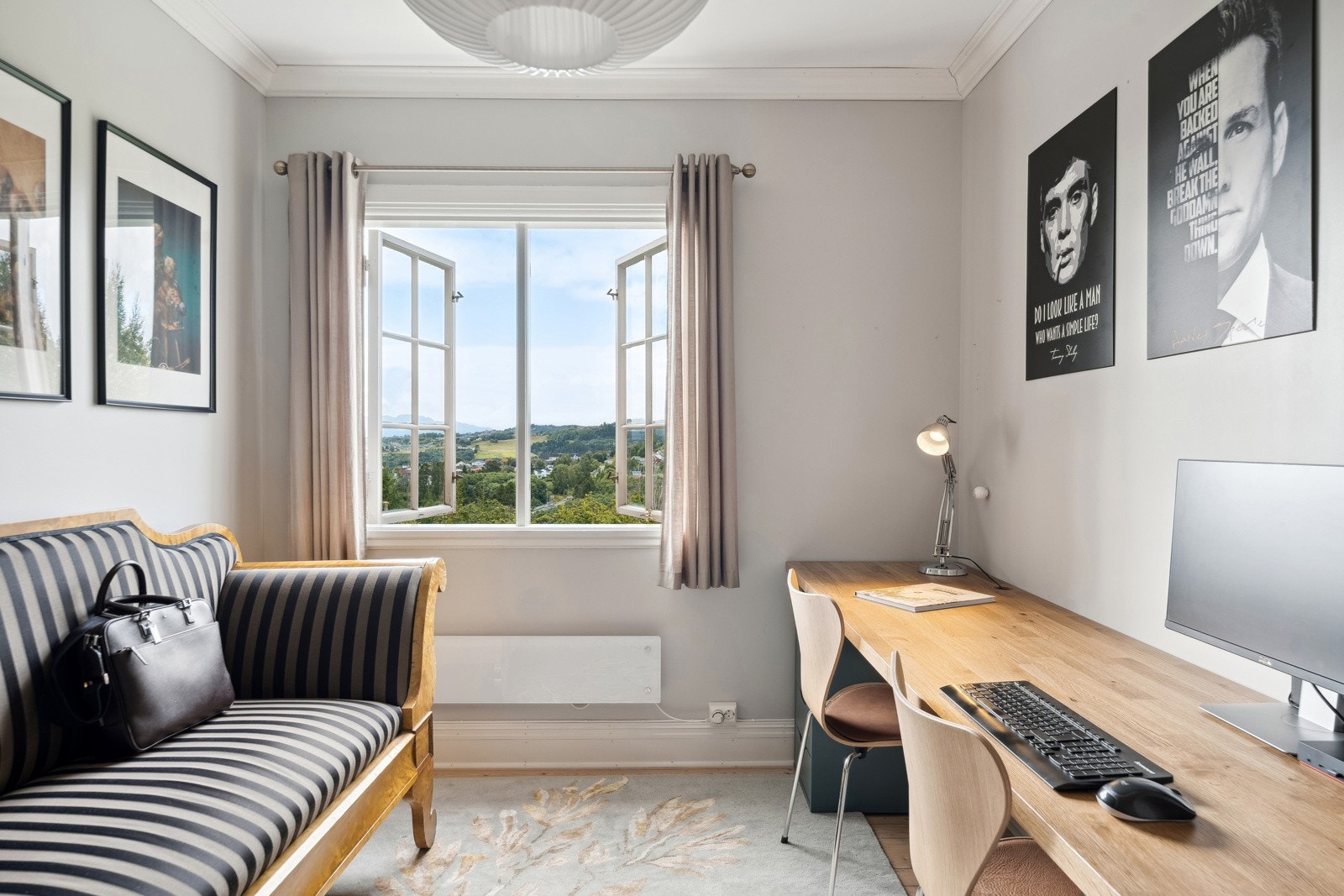 Soverom/kontor; 10 kvm. Legg merke til den vakre utsikten! Galleribilde