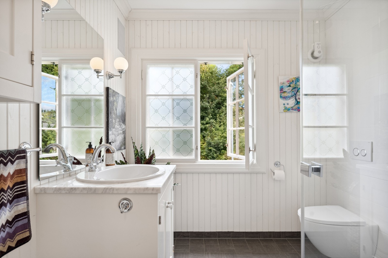 Både kjøkken og begge baderom har innebygd høyttaleranlegg fra Bowers & Wilkins, tilkoblet Sonos. Galleribilde