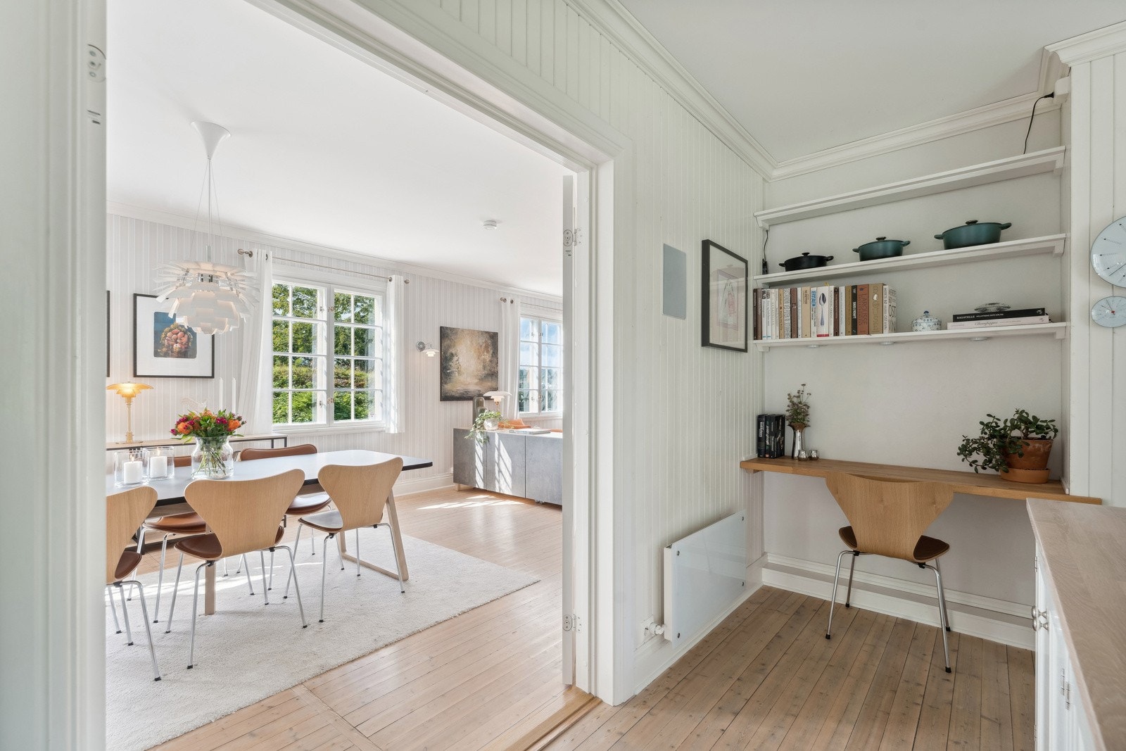 Glimt mot spisestua fra kjøkkenet. Galleribilde