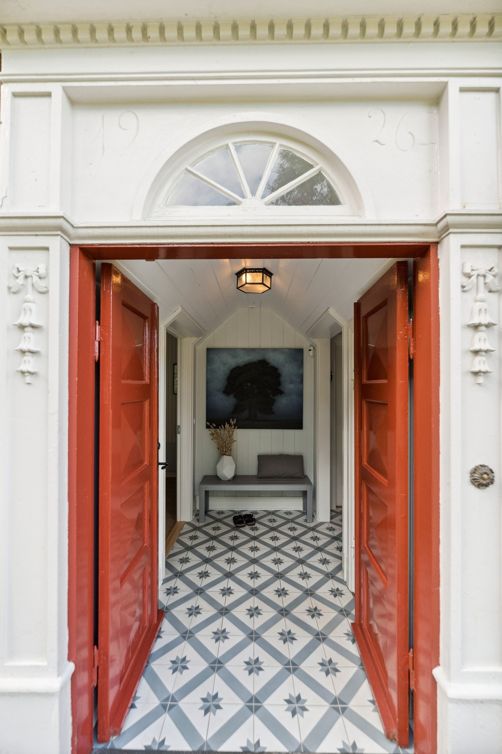 Flott, herskapelig inngangsparti, Trondheimsrosen i messing som ringeknapp. Galleribilde