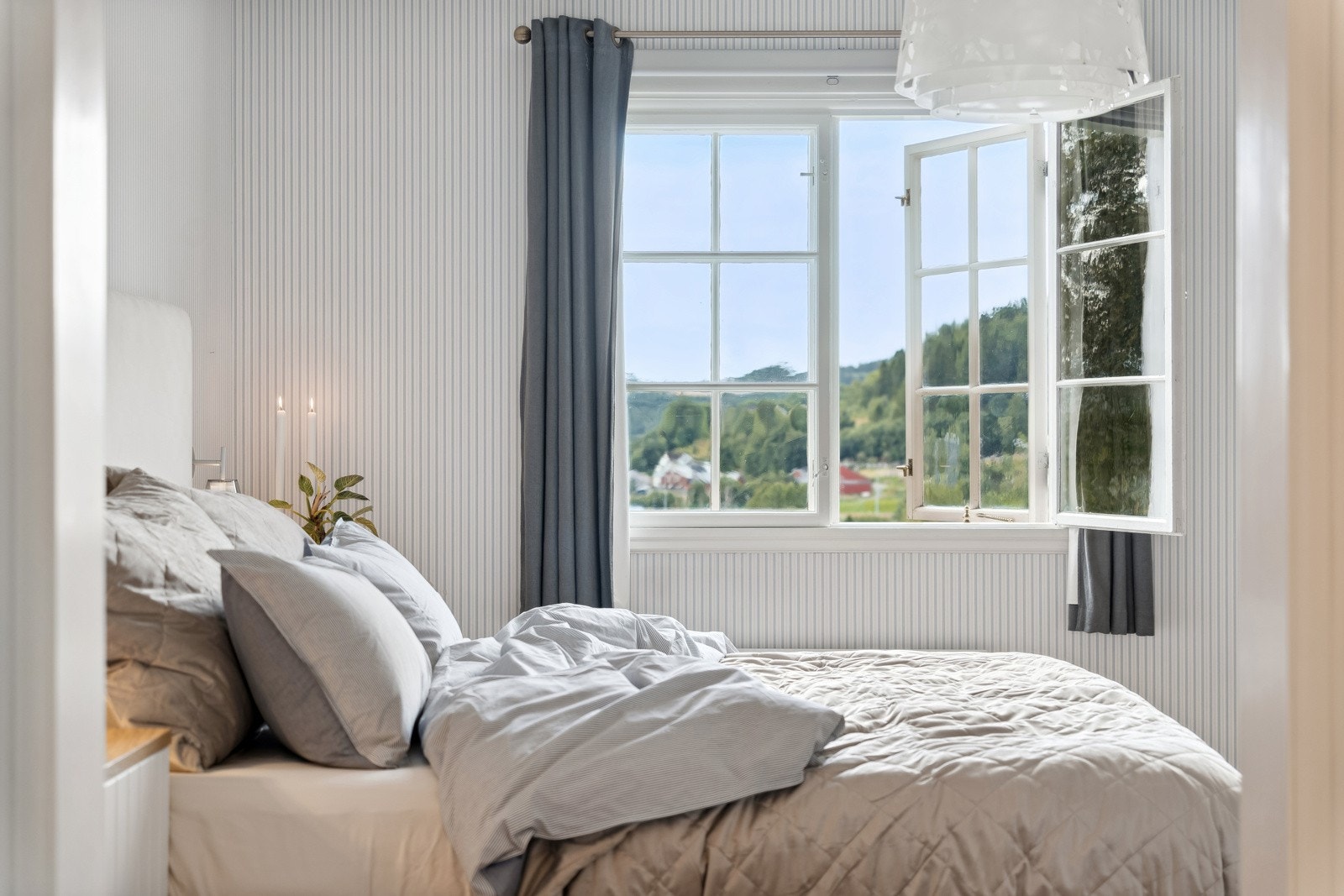 Andre etasje rommer to bad og fem soverom av god størrelse. Galleribilde