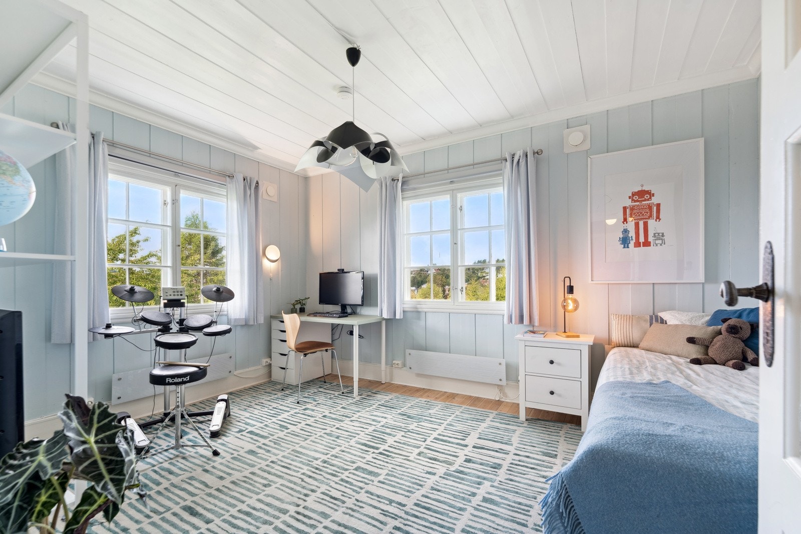 Soverom; 13 kvm. Det flotte panelet er originalt, både på gulv, tak og i himling. Galleribilde