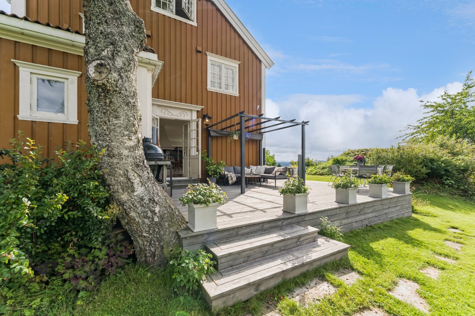 Den store terrassen ble oppført i 2022, og vender seg solrikt mot sørvest. Sommerstid er det sol på eiendommen helt frem til ca. kl. 22. Galleribilde