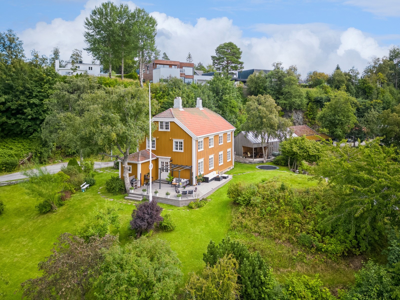 Gravhaugen kan sees til høyre i bildet, og rundt den er det laget en hyggelig sti. Galleribilde