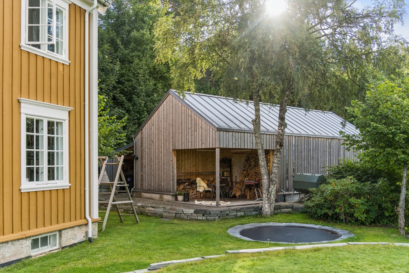 Garasjen ble oppført i 2015/2016, og har en lun terrasse i det solrike hjørnet. Galleribilde