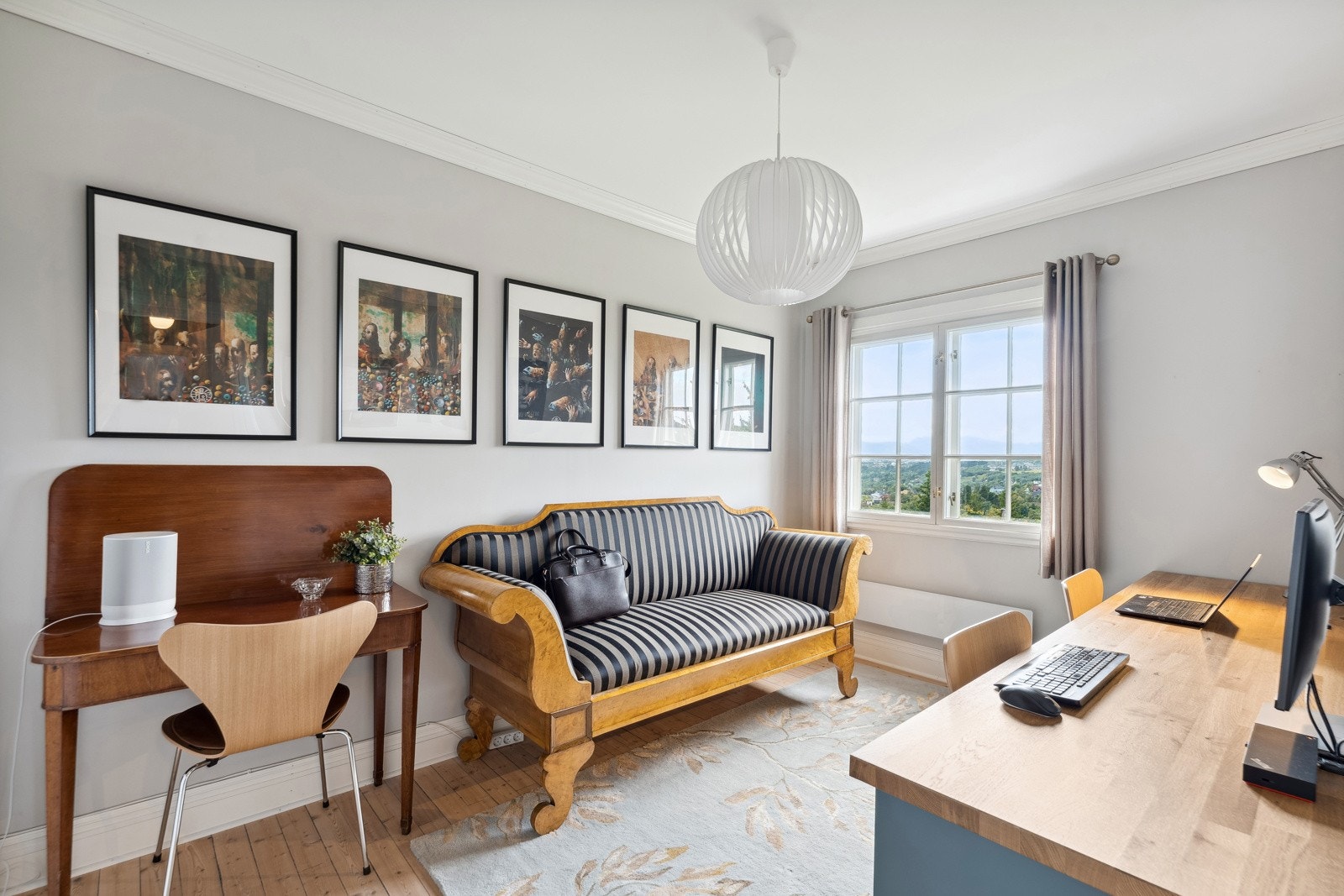 Biedermeiersofaen var innflyttingsgave fra Ferstad gård i 1926. Den er restaurert av Berge interiør, og følger med i boligsalget. Galleribilde