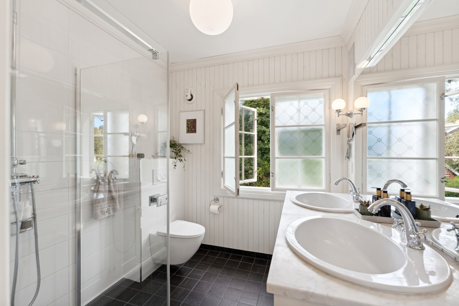 Ett av to baderom i 2. etasje. Galleribilde