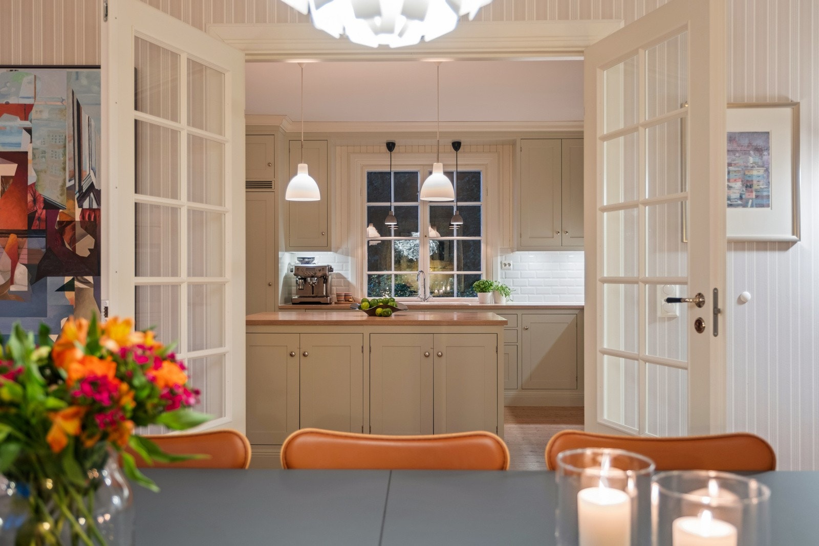 Kveldsbilder fra stuer og kjøkken. Galleribilde