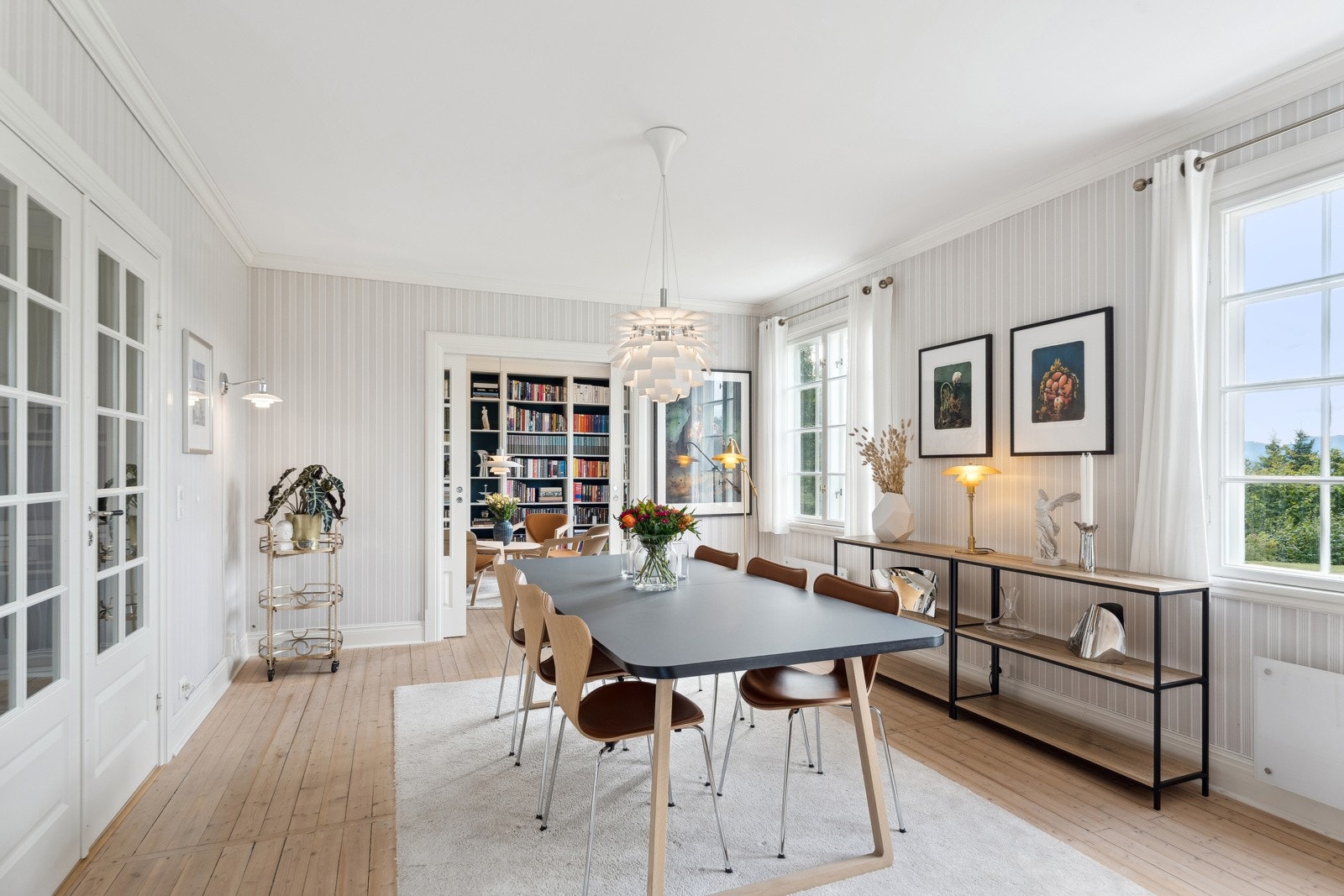 De flotte, originale tregulvene er bevart, hovedsakelig i heltre gran. Galleribilde