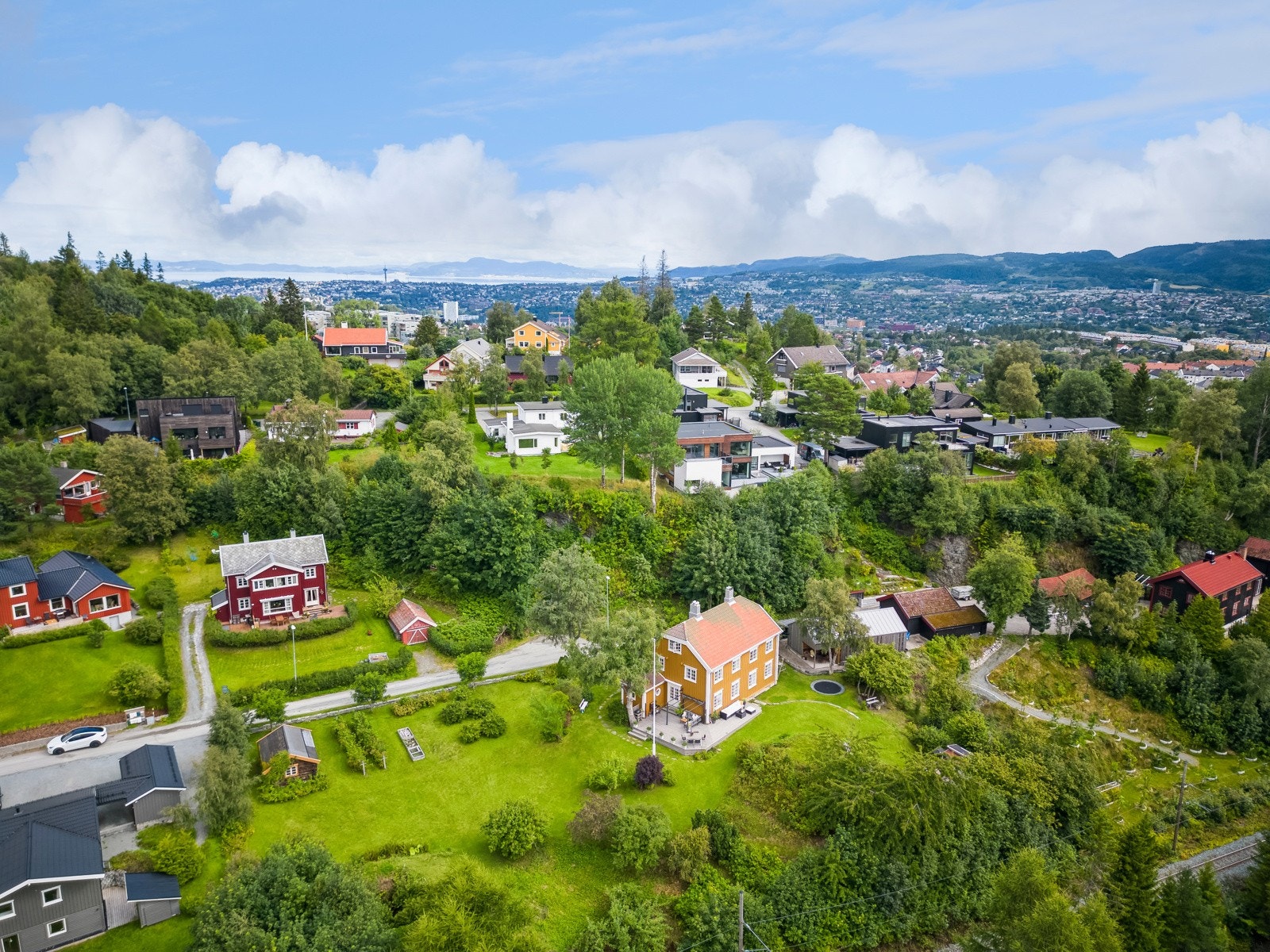 Venstre del av tomta skal fradeles, og får et mål på ca. 800 - 1000 kvm. Galleribilde