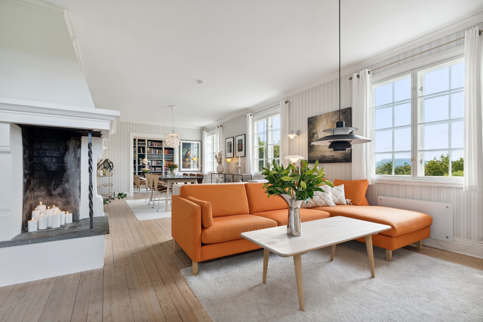 Den gamle lyspeisen er original, og en effektiv peisovn er installert på siden. Galleribilde