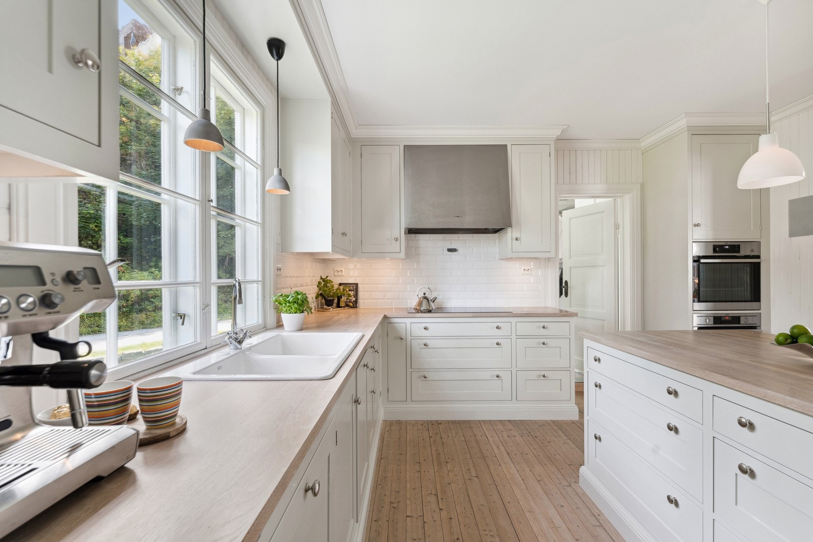 Kjøkkenet er åpent, luftig og lyst, og måler til sammen 17 kvm. Galleribilde