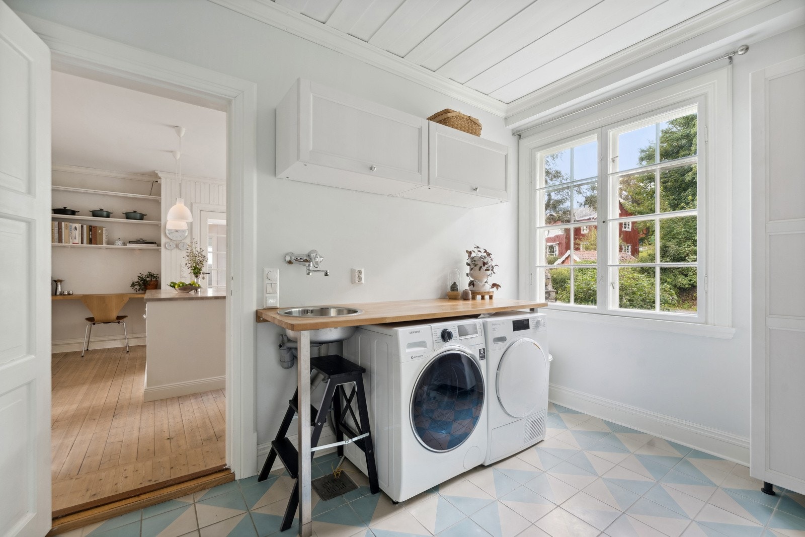 Vaskerommet ligger i praktisk tilknytning til kjøkkenet. Galleribilde