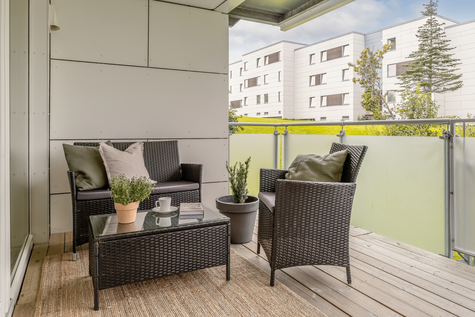 Veranda på 11 kvm gir god plass til utemøbler. Galleribilde