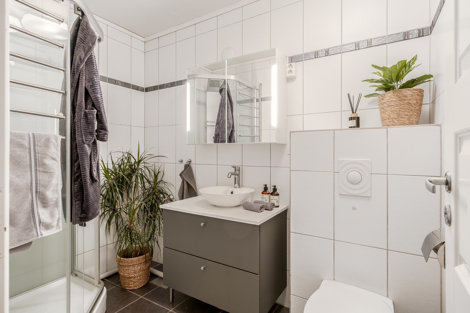 Pent flislagt bad med varme i gulv. Galleribilde