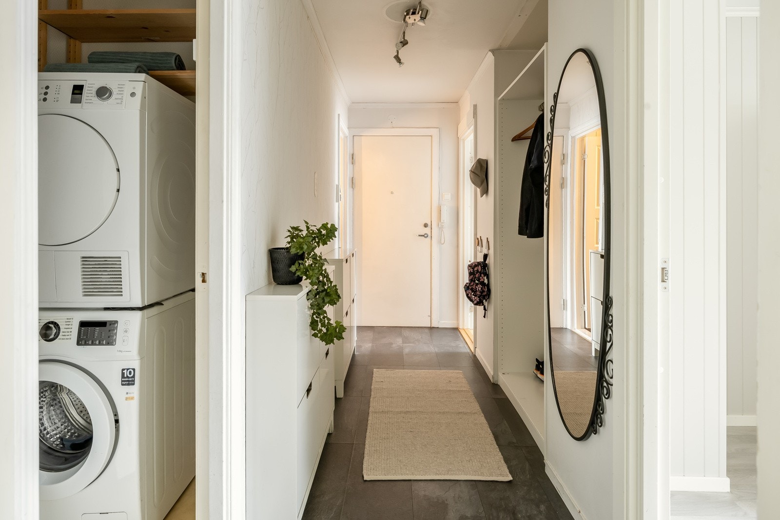 Vaskerom/bod har tilkomst fra entré/gang. Galleribilde