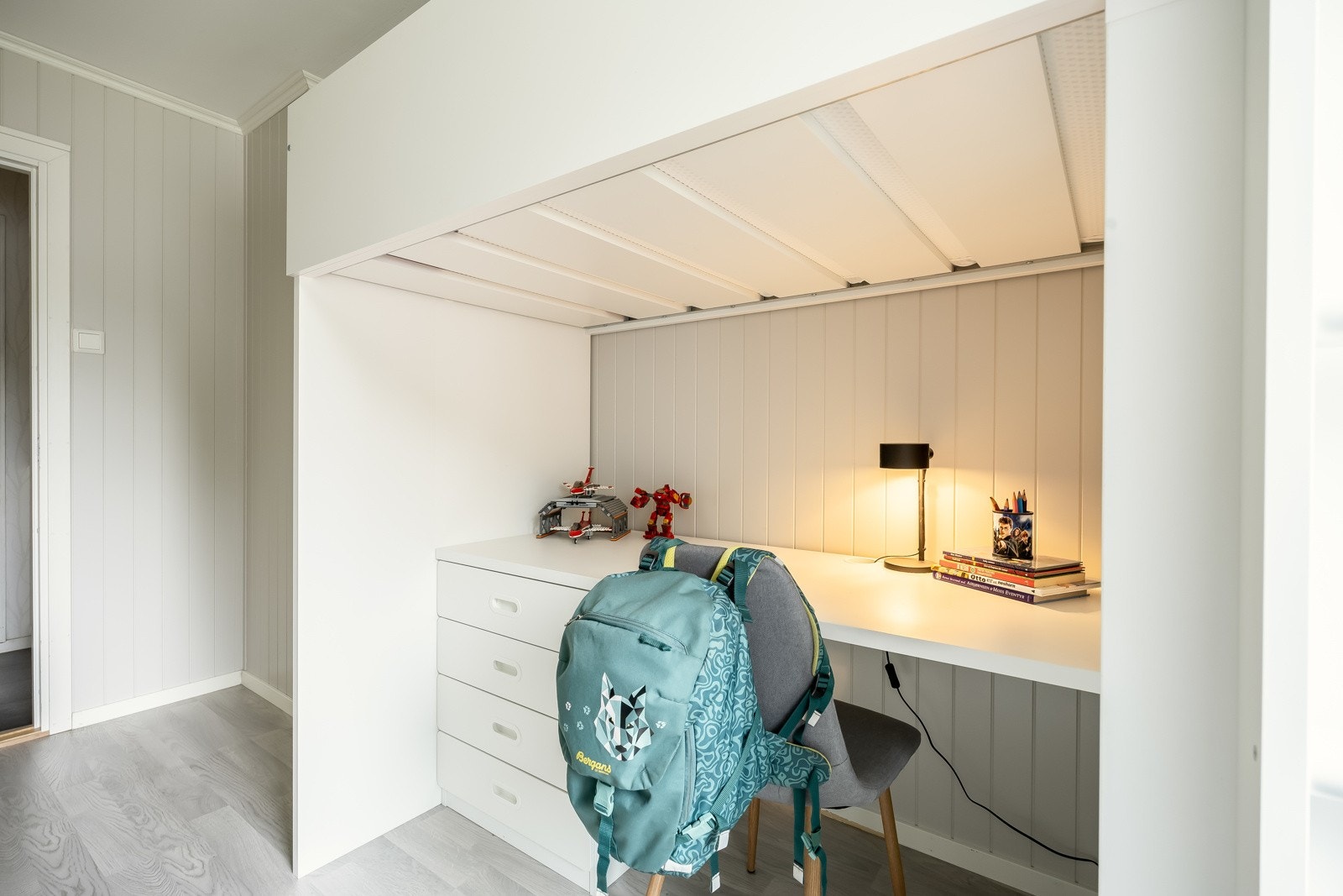 Praktisk og fin arbeidsplass under sengen. Galleribilde