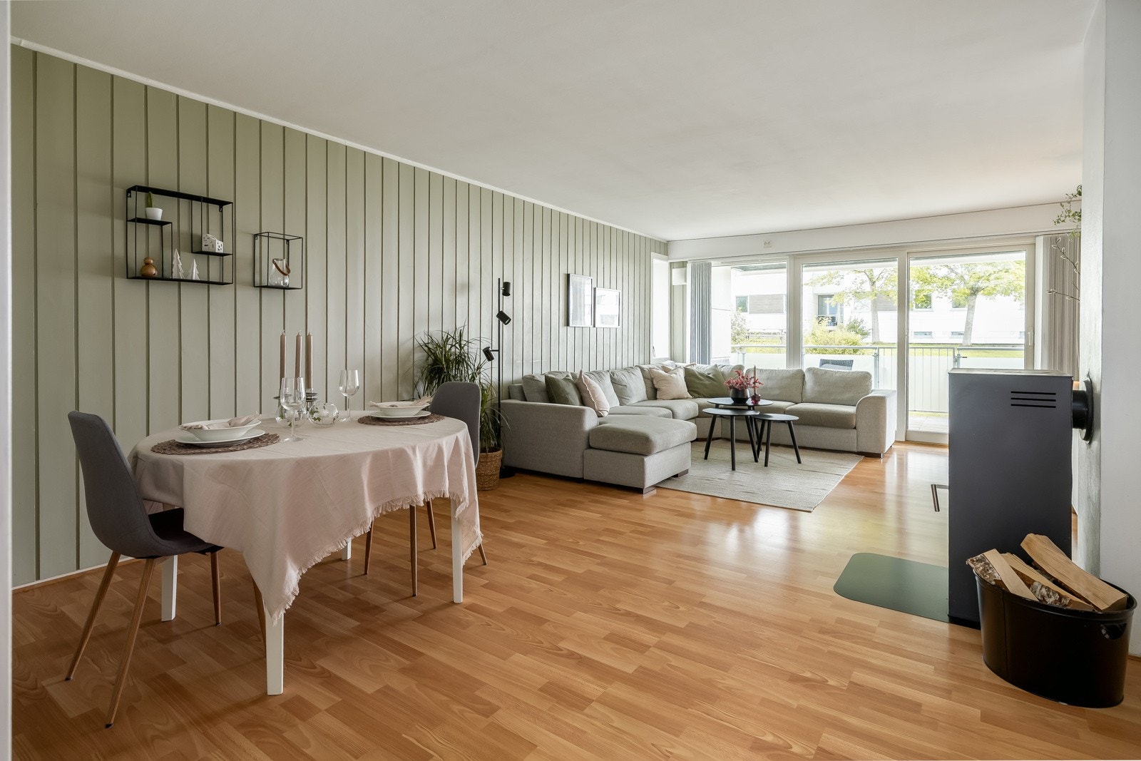 Velkommen til en lys og flott 4-roms leilighet med god beliggenhet på Charlottenlund/Jakobsli. Galleribilde