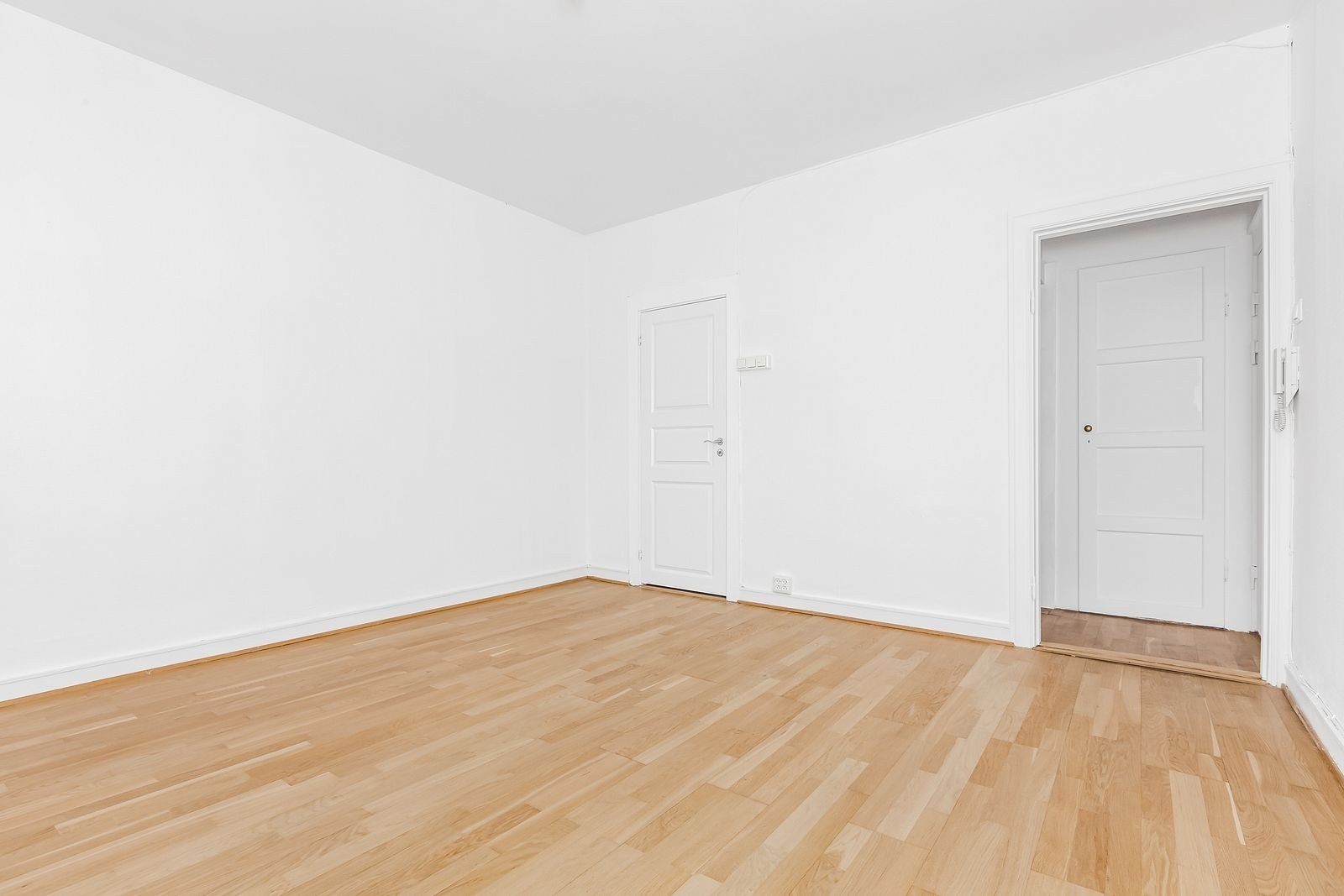 Fra entrèen kommer du videre inn til kjøkken - det er også en liten innvendig bod Galleribilde