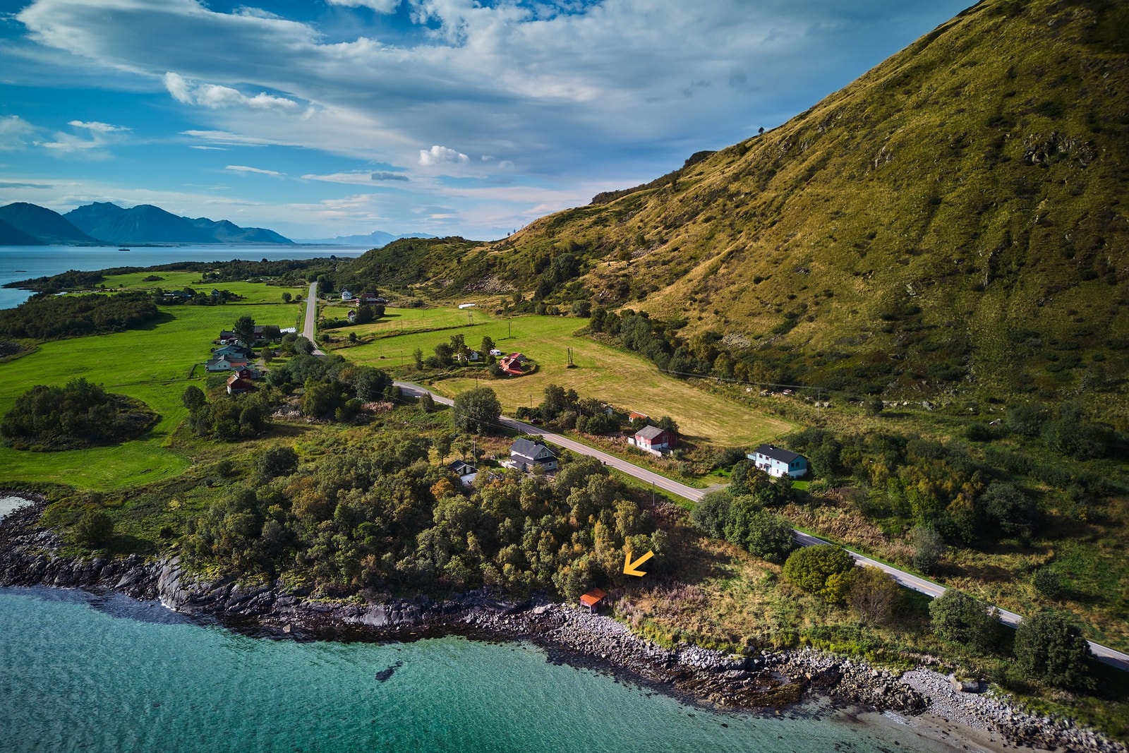 Naustet er idyllisk plassert med vakker utsikt over sjøen. Galleribilde