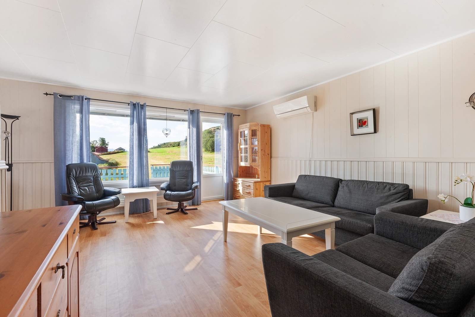 Store vindusflater i stuen gir rikelig med naturlig lysinnslipp. Galleribilde