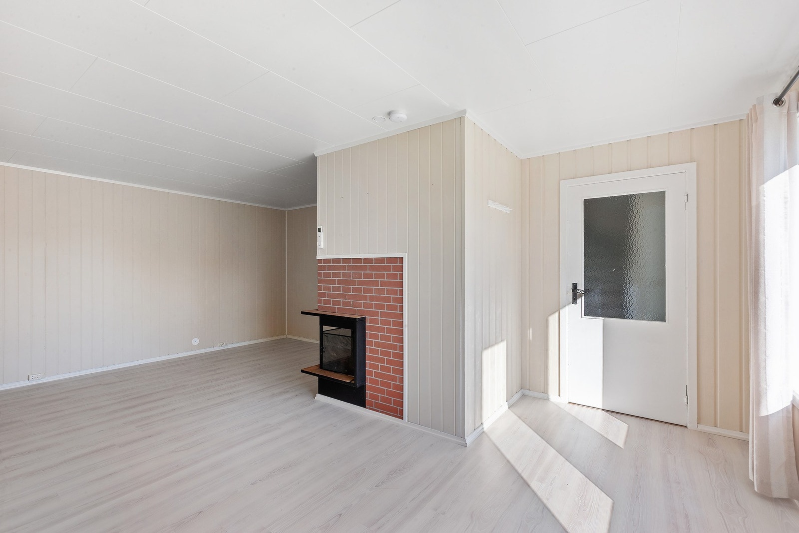 Kjellerstuen varmes opp av peisovn og varmepumpe. Galleribilde