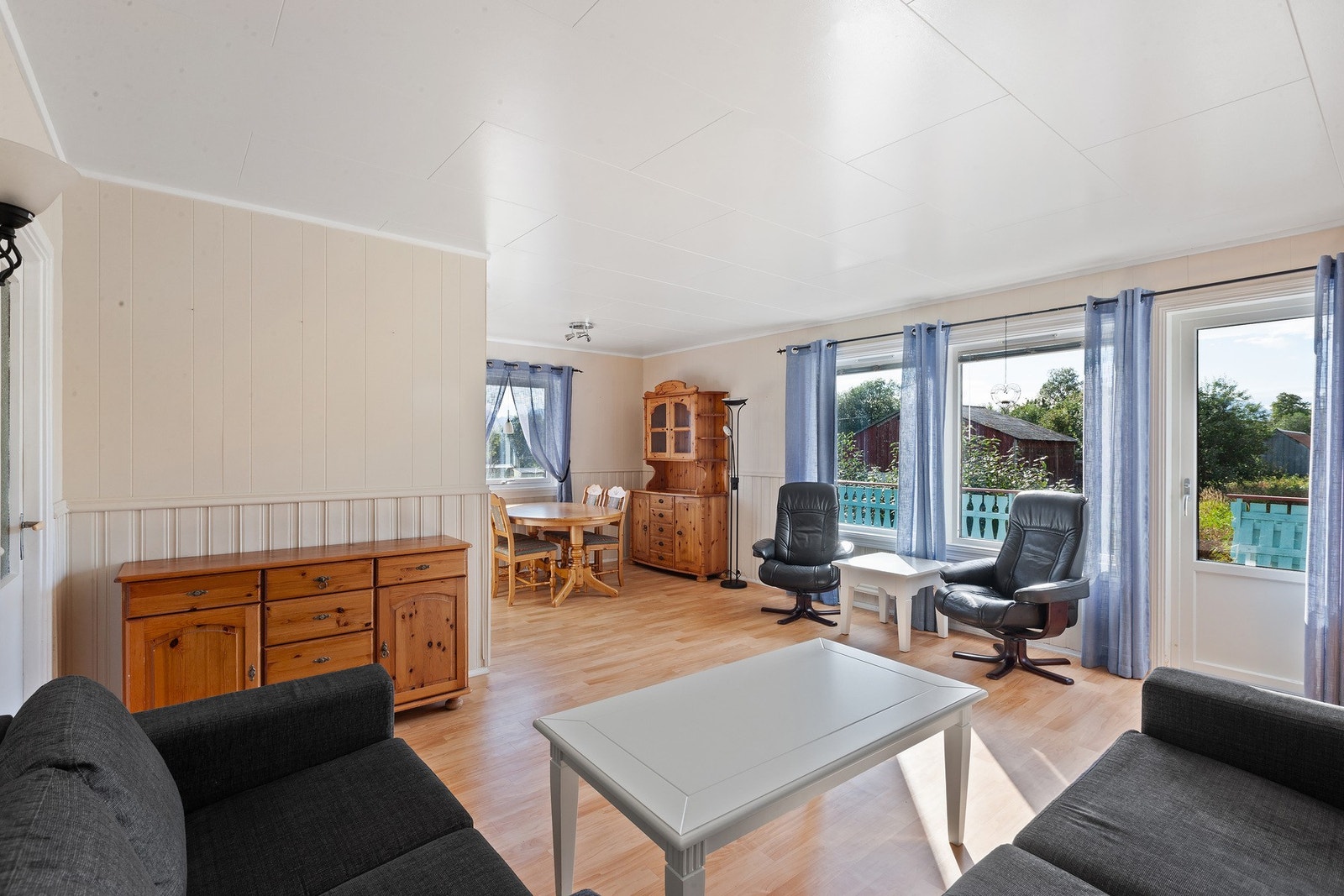 Stuen har god plass til sittegruppe og annet møblement. Galleribilde