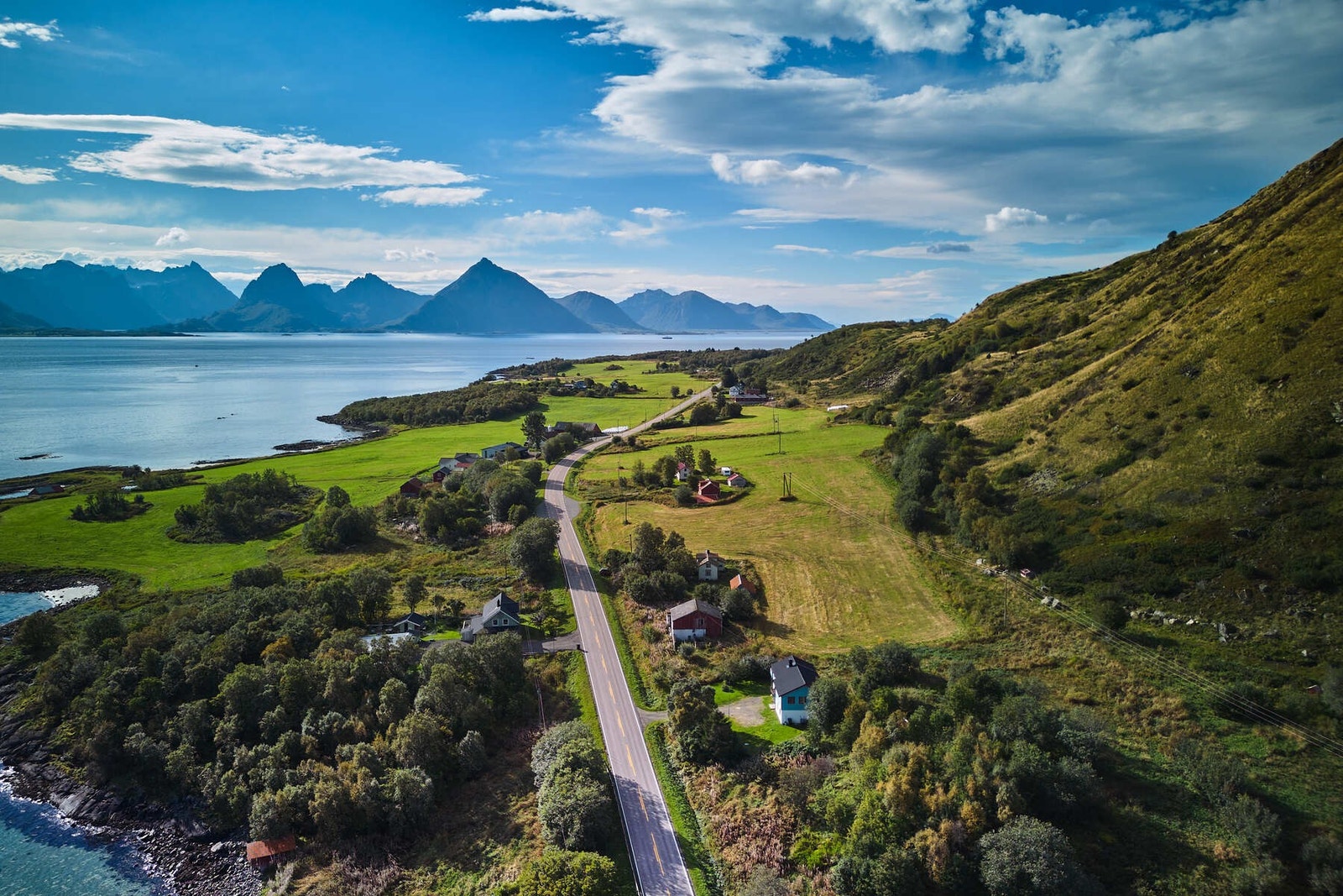 Nærområdet består i all hovedsak av frittliggende eneboliger og landbrukseiendommer. Galleribilde