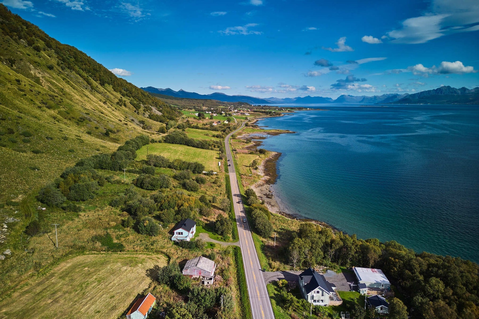Det er 5 km til Melbu, og ca. 11 km til Stokmarknes som har et godt utvalg servicefunksjoner. Gode Kommunikasjonsmuligheter med buss, hurtigruteanløp og fly. Galleribilde