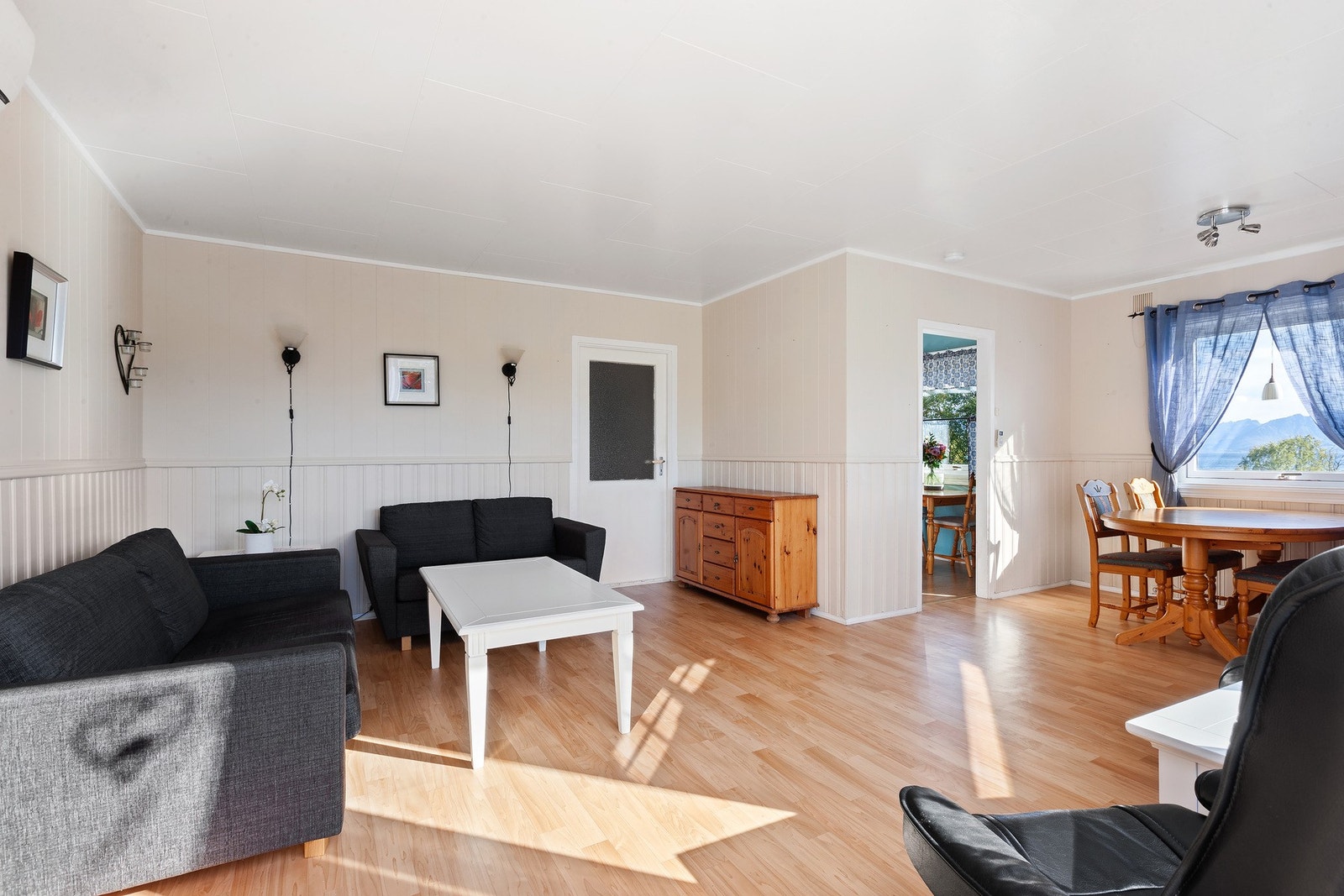 Fra stuen mot kjøkkenet og hall. Galleribilde