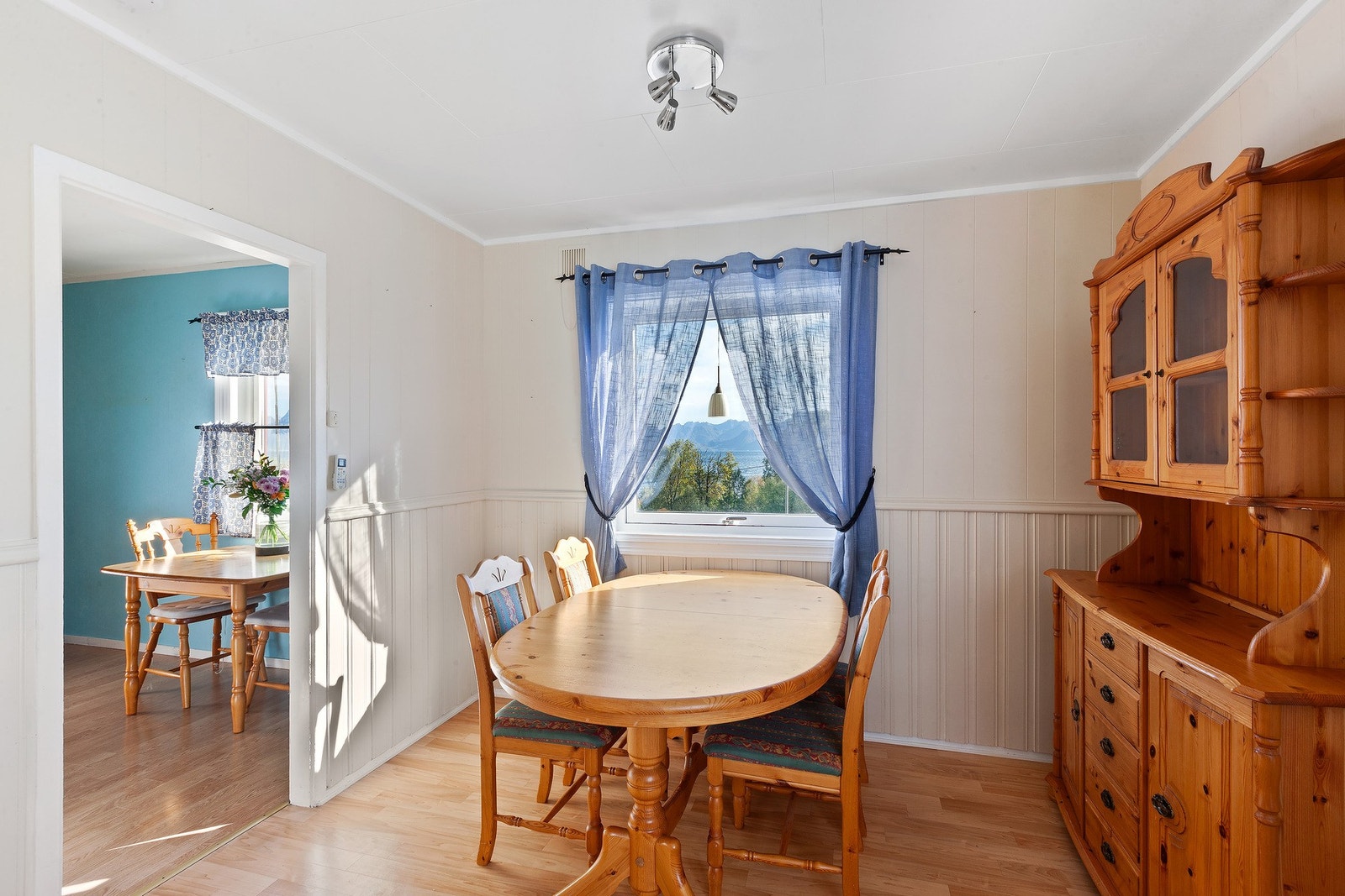 God plass til spisestue i tilknytning til kjøkkenet. Galleribilde