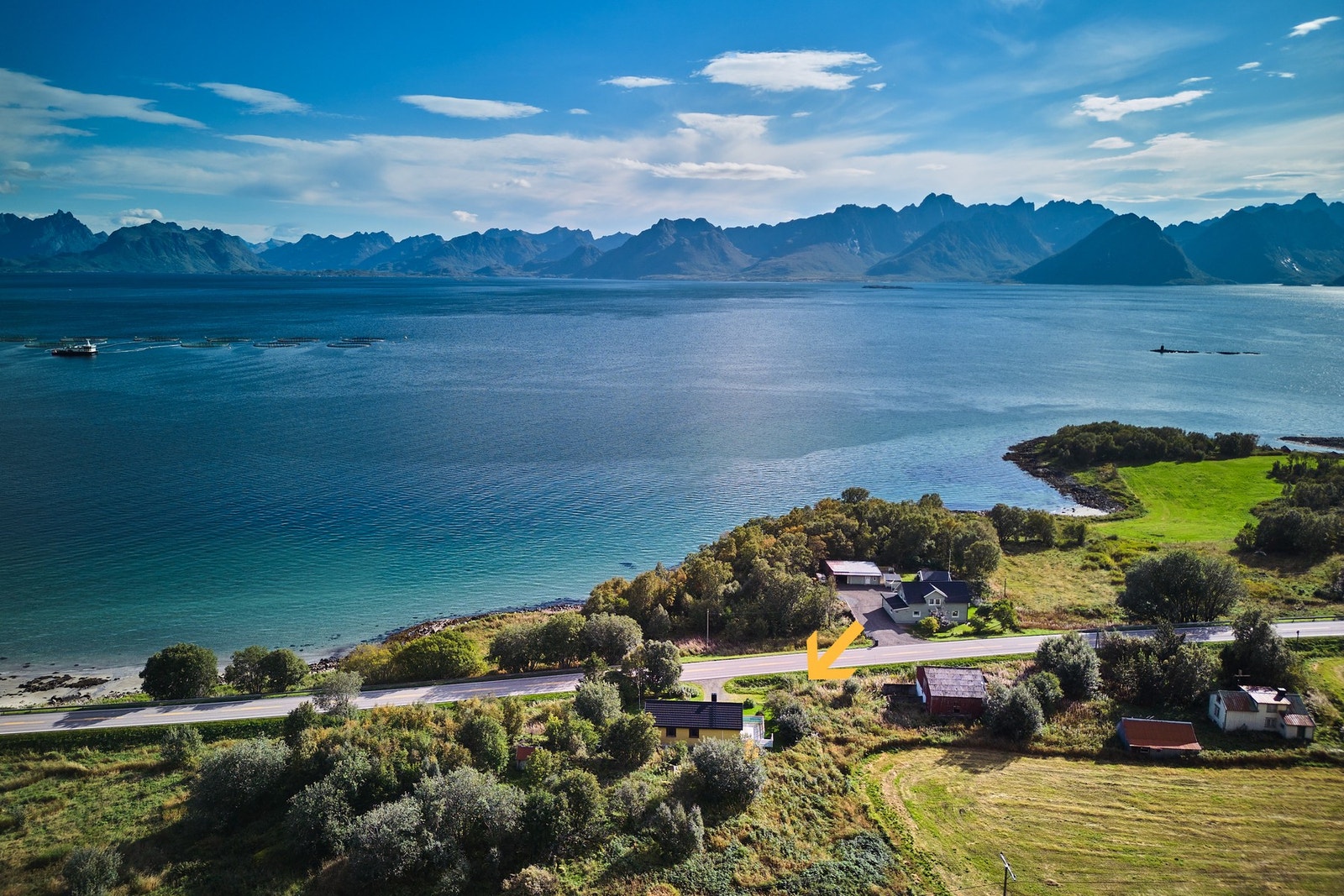 Eiendommen ligger fritt til med fin utsikt mot fjord og fjell, og har gode solforhold. Galleribilde
